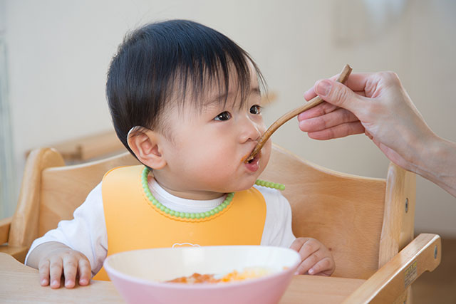 離乳食を食べる子供